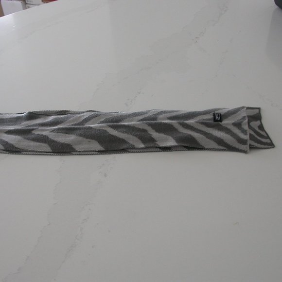 Grey and White Knit Chevron Scarf - Picture 4 of 4